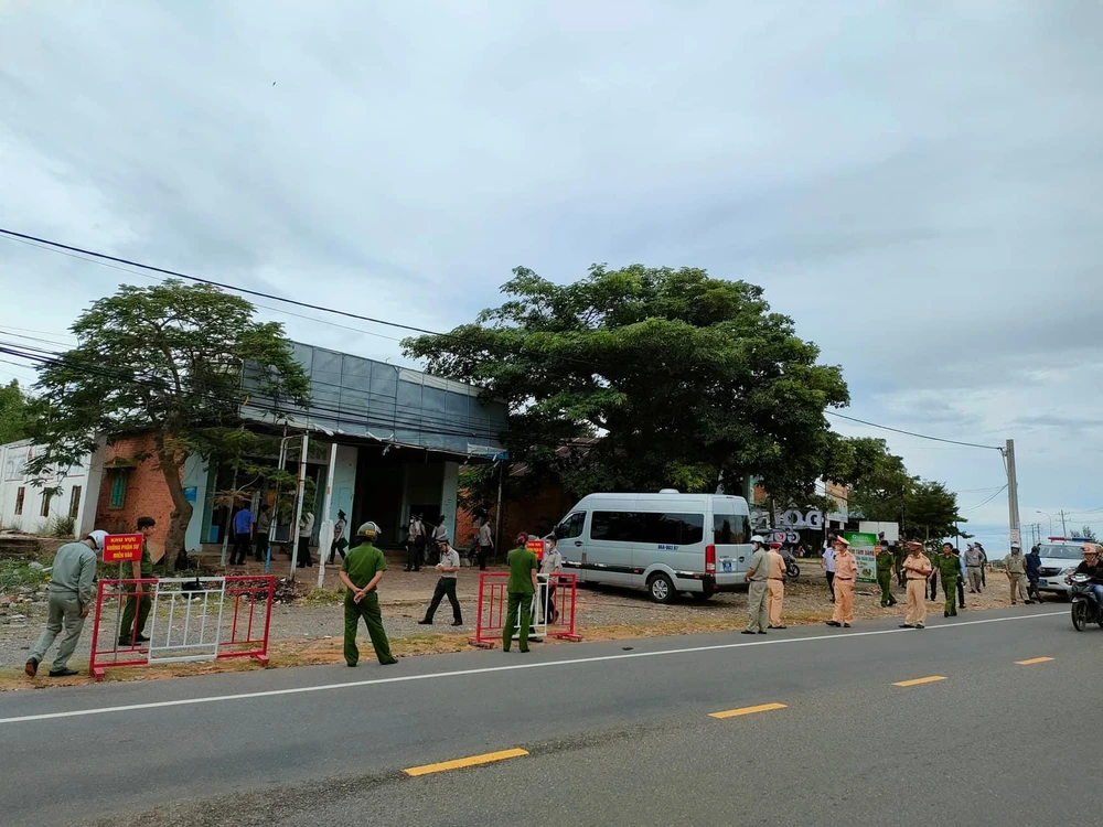 Lực lượng cưỡng chế đang triển khai trước mặt bằng một hộ kinh doanh không chịu trả lại đất đã thuê.