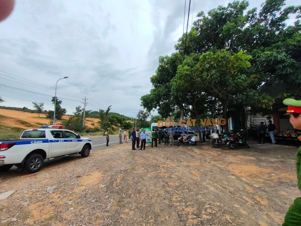 Lực lượng cưỡng chế tại khu du lịch đồi cát bay. Ảnh: PĐ