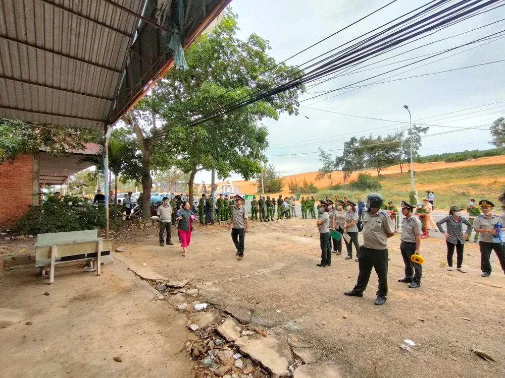 Lực lượng thi hành án đang vận động một hộ kinh doanh.