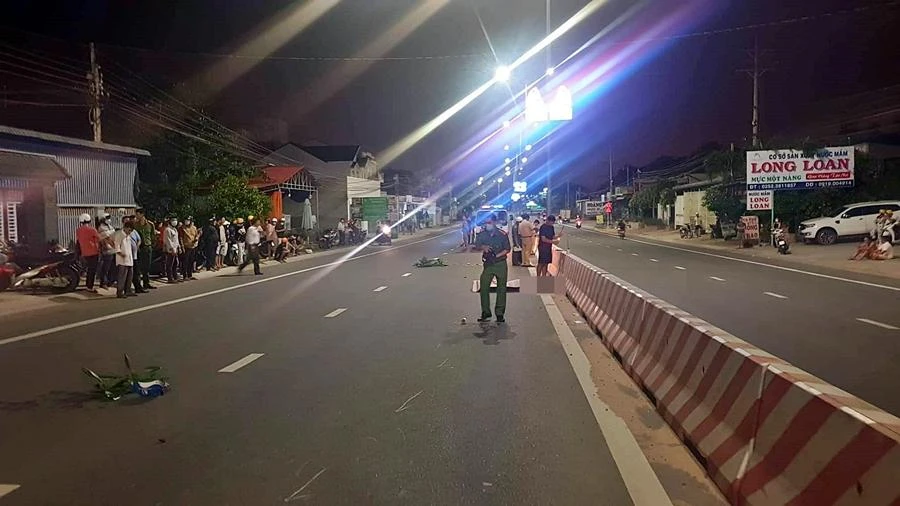 Cơ quan điều tra khám nghiệm hiện trường vụ tai nạn tại TP Phan Thiết. Ảnh: PĐ