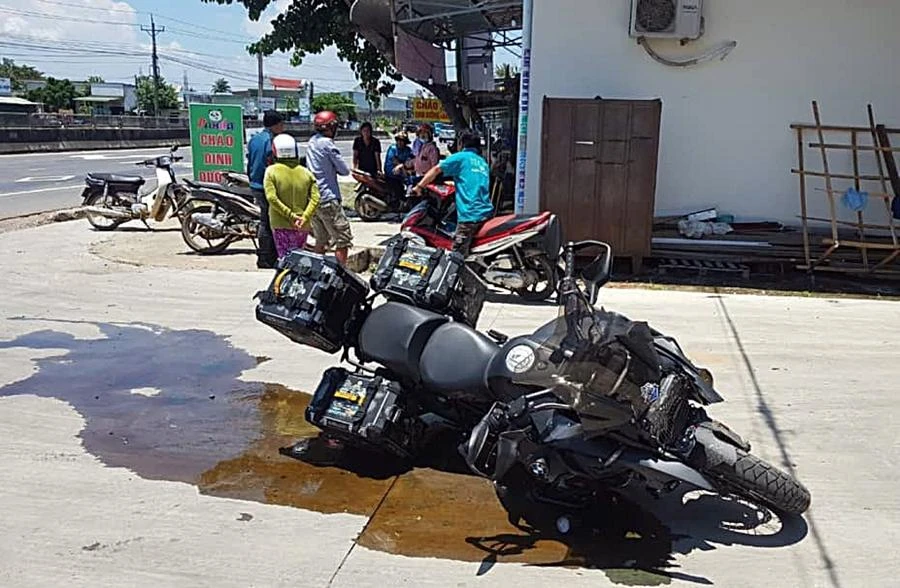 Xe mô tô phân khối lớn trong vụ tai nạn. Ảnh PĐ.