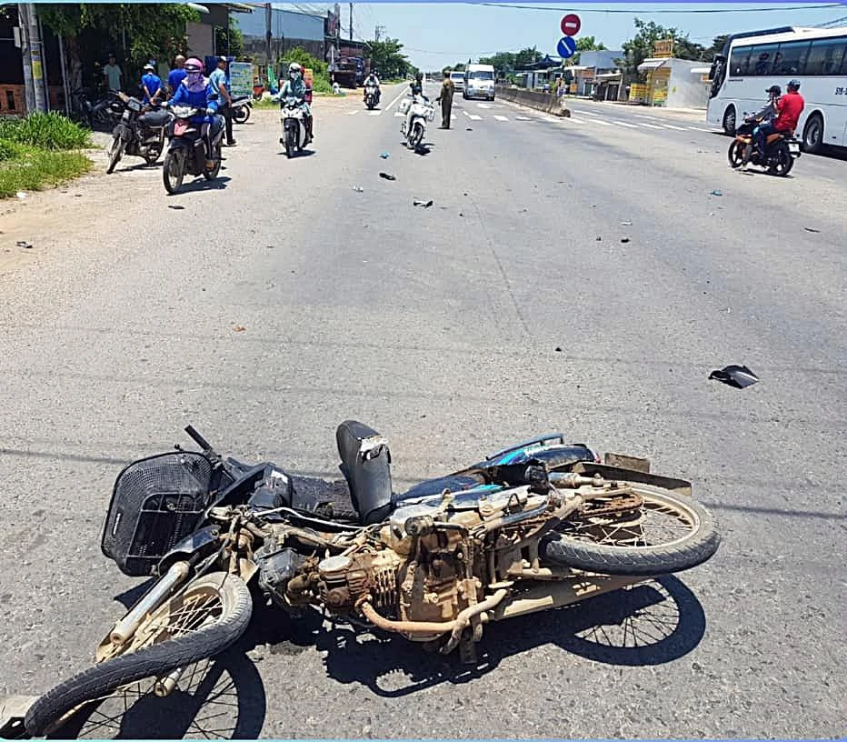 Xe máy của nạn nhân hư hỏng sau vụ va chạm. Ảnh PĐ.