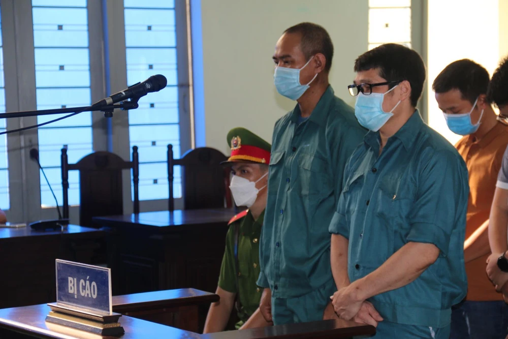 Bị cáo Luyện Xuân Tràng (mang kính) nghe tuyên án. Ảnh NT. Bị cáo Luyện Xuân Tràng (mang kính) nghe tuyên án. Ảnh NT.