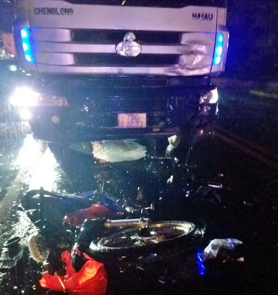 Hiện trường vụ tai nạn trên QL1A tối 19-8. Ảnh: PP