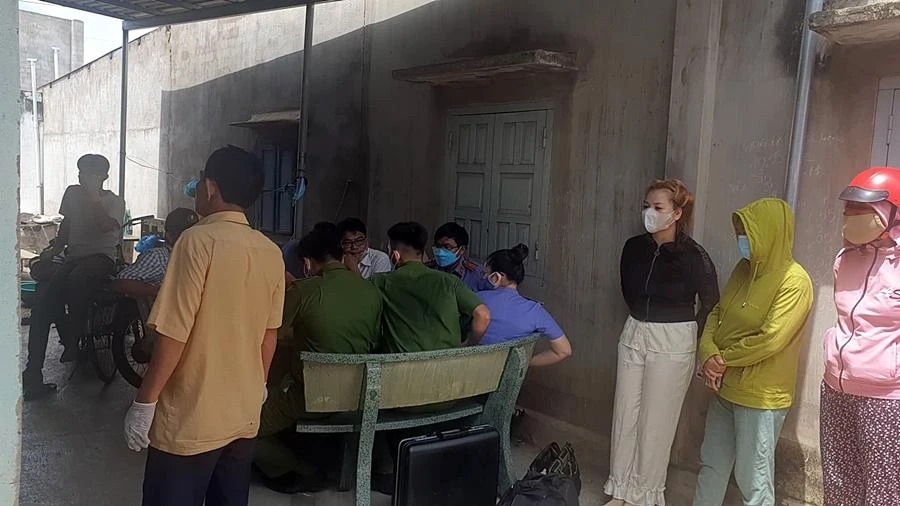 Cơ quan điều tra tại hiện trường phát hiện tử thi. Ảnh: PĐ Cơ quan điều tra tại hiện trường phát hiện tử thi. Ảnh: PĐ