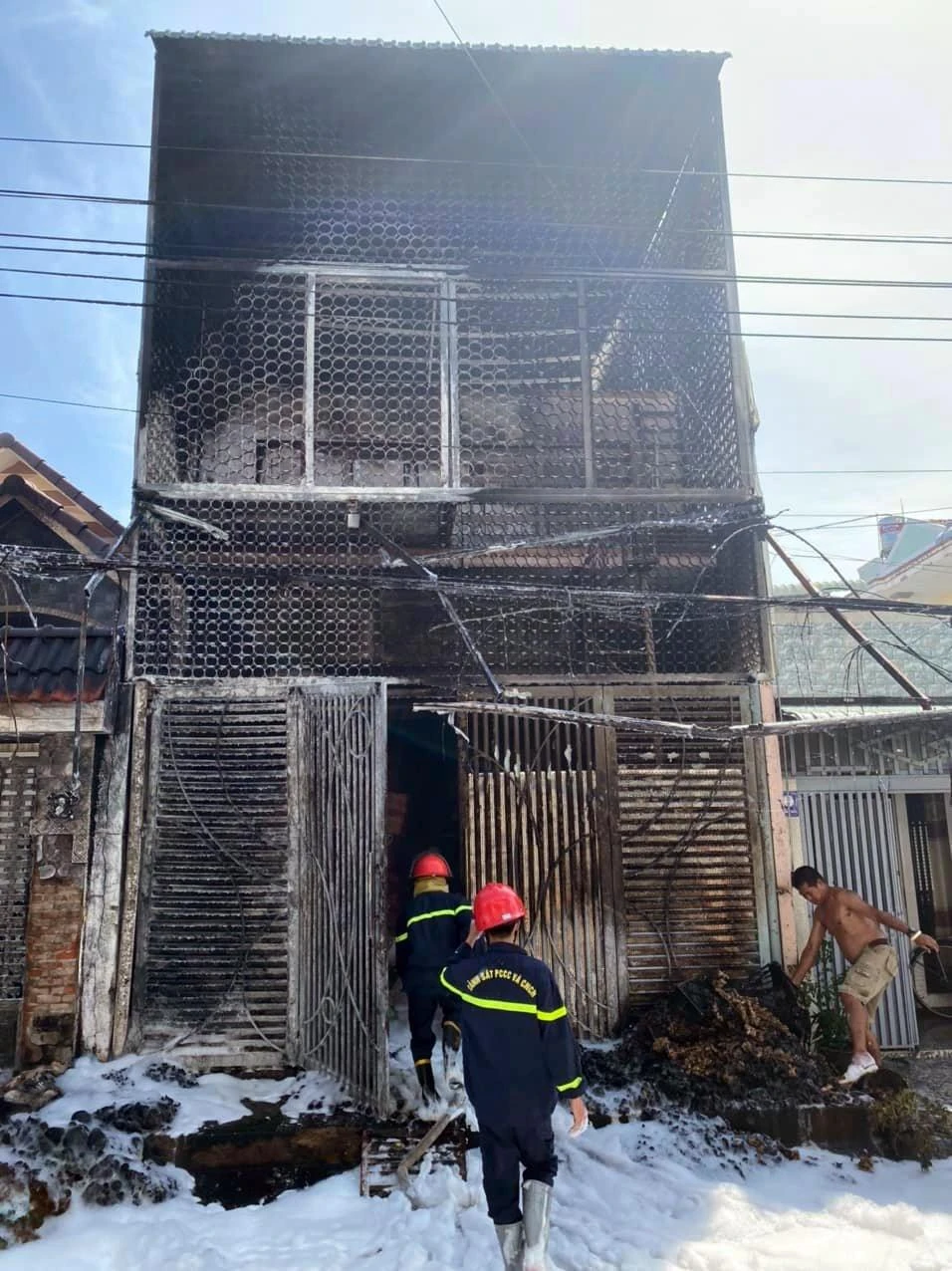 Ngọn lửa được lực lượng chức năng khống chế.