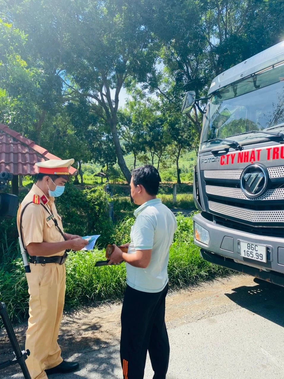 CSGT kiểm tra xe trên đường. Ảnh: PĐ