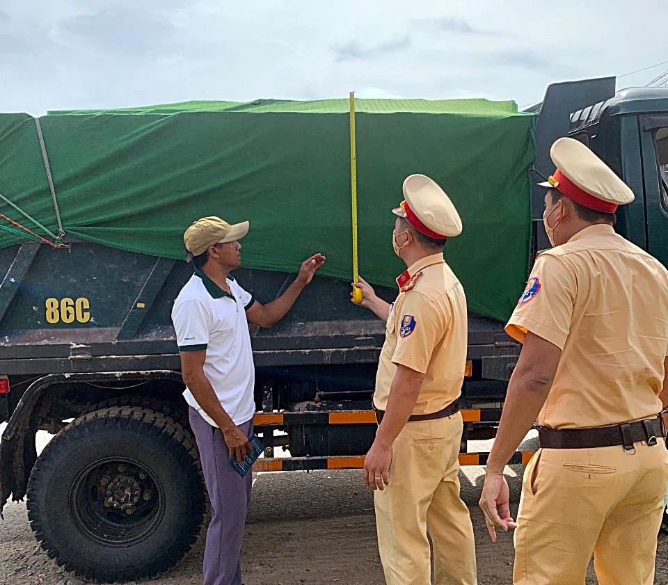 CSGT đo những xe ben chở quá tải. Ảnh: PĐ