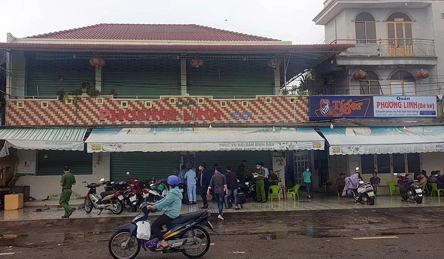 Cơ quan điều tra đang khám nghiệm hiện trường. Ảnh: PĐ Cơ quan điều tra đang khám nghiệm hiện trường. Ảnh: PĐ