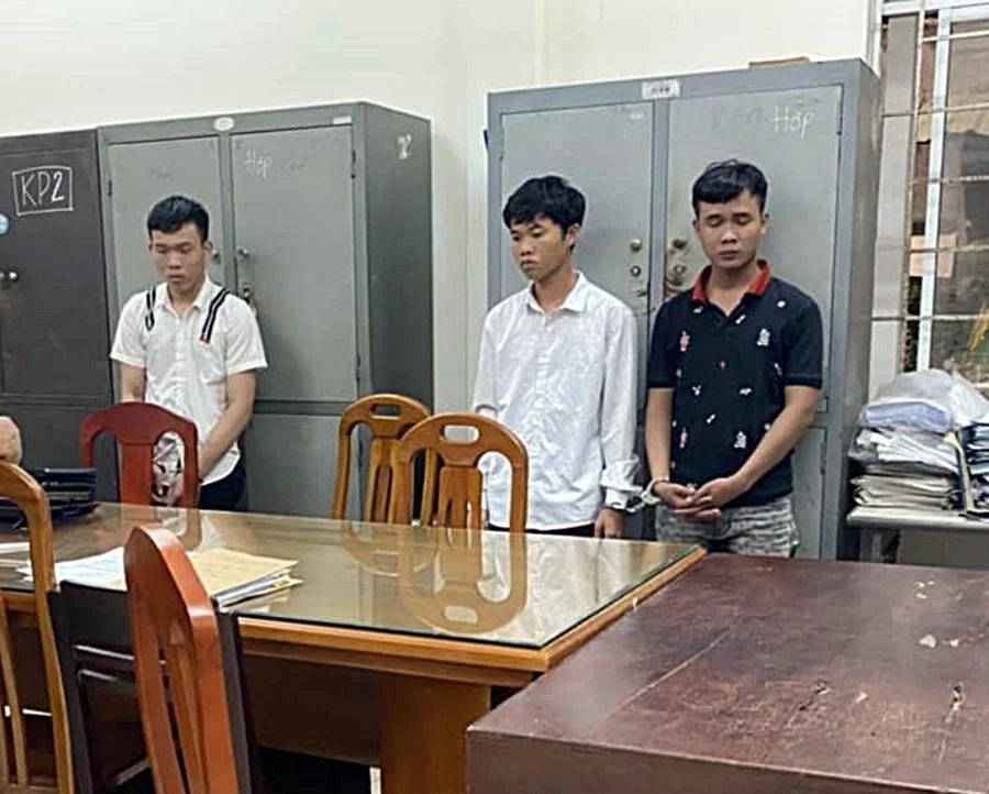 Ba thanh niên bị bắt khẩn cấp. Ảnh CAPT.