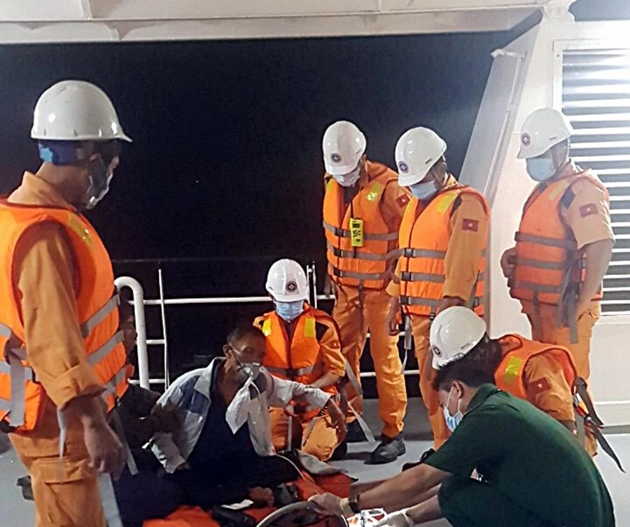 BS Bộ đội Biên phòng cấp cứu bệnh nhân trên tàu SAR413. Ảnh VMRCC.