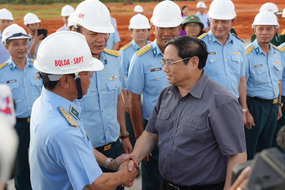 Thủ tướng tại dự án sân bay Phan Thiết. Ảnh ĐH.