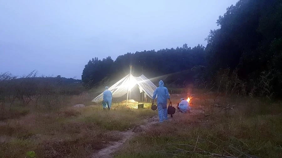 Cơ quan điều tra trưng cầu giám định tử thi trong đêm 2-9. Ảnh PĐ