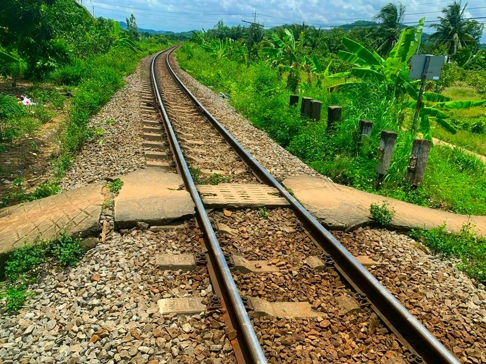 Đường ngang dân sinh rất nhỏ băng qua đường sắt. Ảnh: PĐ