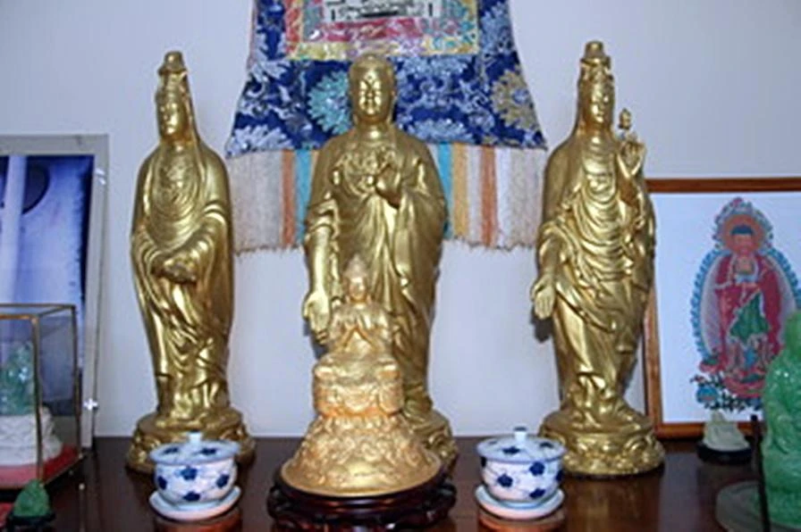 Ba bức tượng bằng đồng đúc năm 1958, hình mẫu của nhóm tượng trên núi Tà Cú. Ảnh TRƯƠNG ĐÌNH VĨNH QUÍ