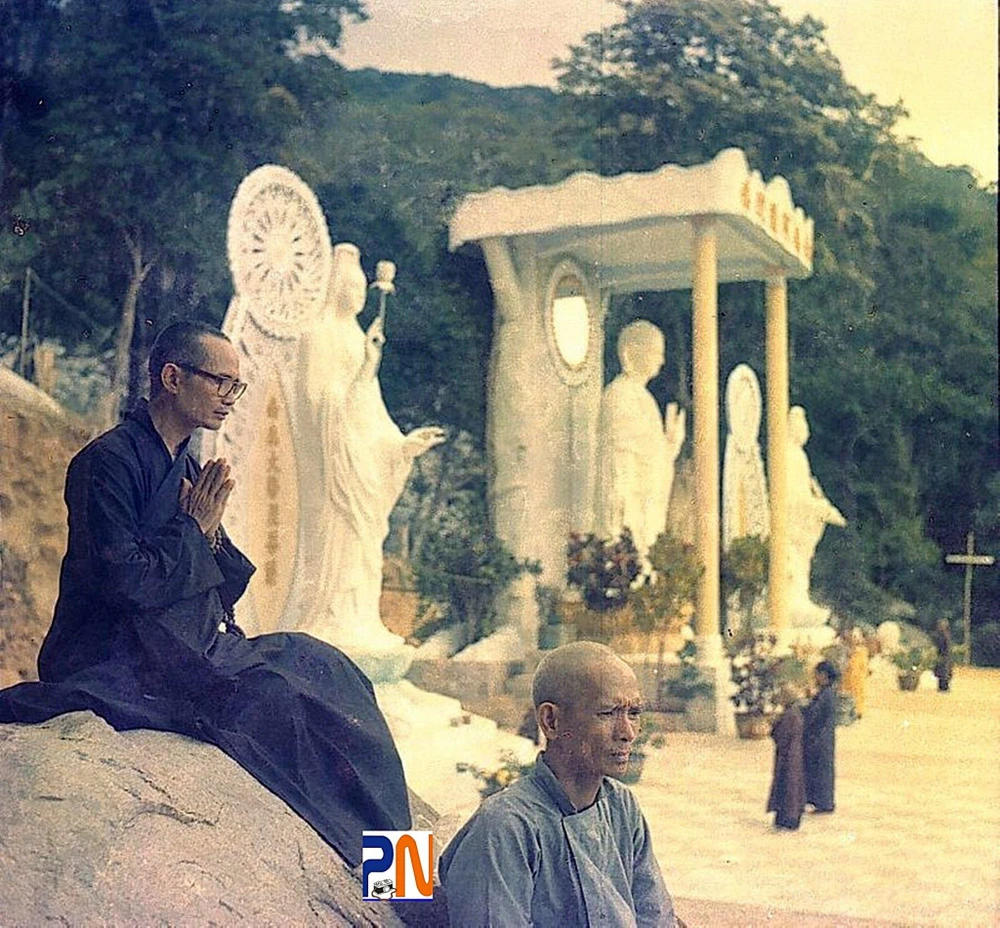 Hòa thượng Thích Vĩnh Thọ đang cầu nguyện và kiến trúc sư Trương Đình Ý cạnh ba tượng Phật khi mới hoàn thành năm 1960.