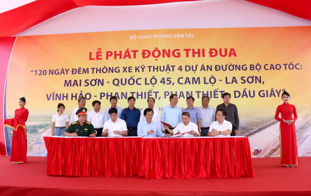 Các đơn vị ký kết tại lễ phát động.