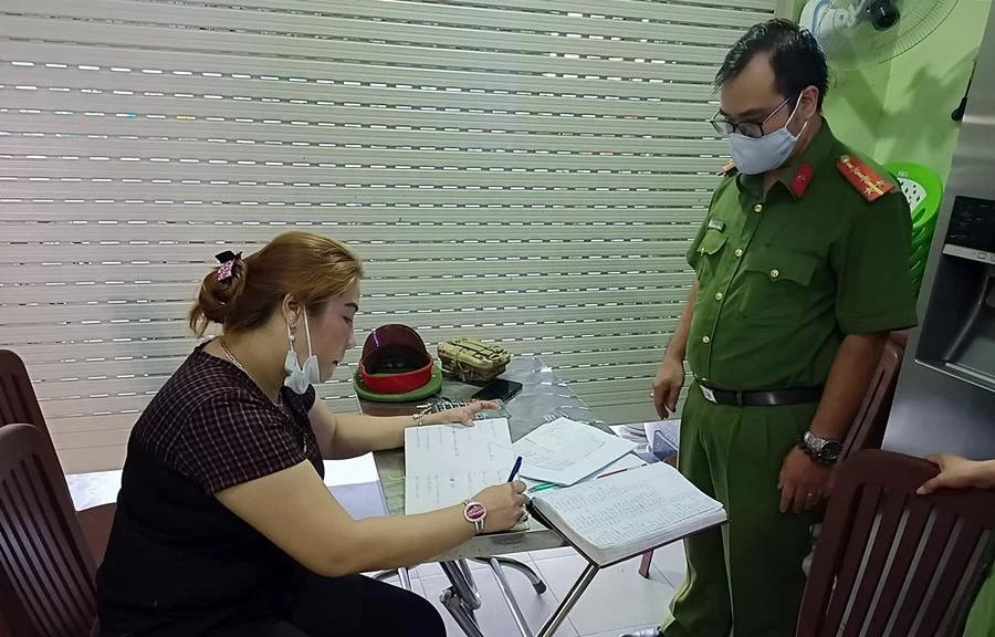 Cơ quan điều tra lập biên bản khám xét nơi ở của Trần Thị Kim Liên. Ảnh: PP