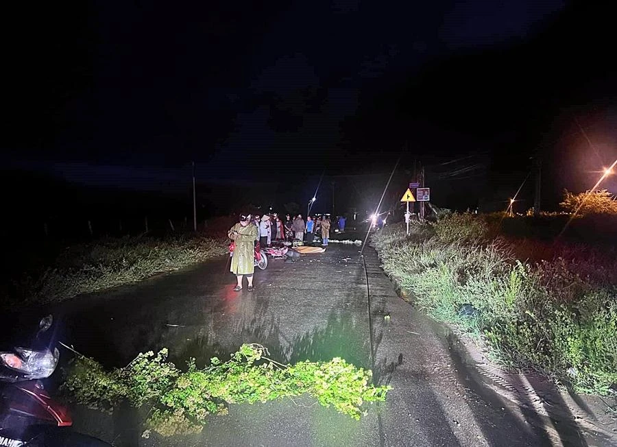 Hiện trường vụ tai nạn khi 2 xe máy đối đầu làm một người chết, một người bị thương đêm 17-9. Ảnh PĐ