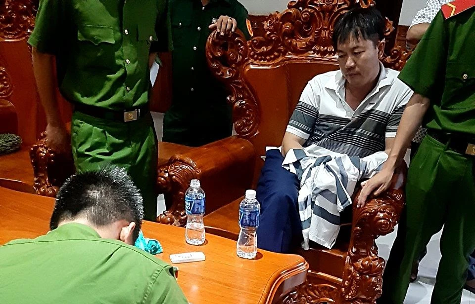 Cơ quan điều tra thực hiện lệnh khám xét nhà riêng bị can Trần Văn Thăng. Ảnh PĐ.