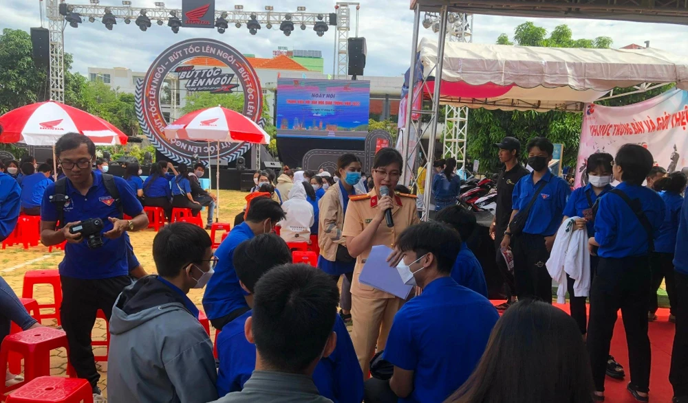 CSGT đặt câu hỏi giao lưu với Đoàn viên. Ảnh: NL