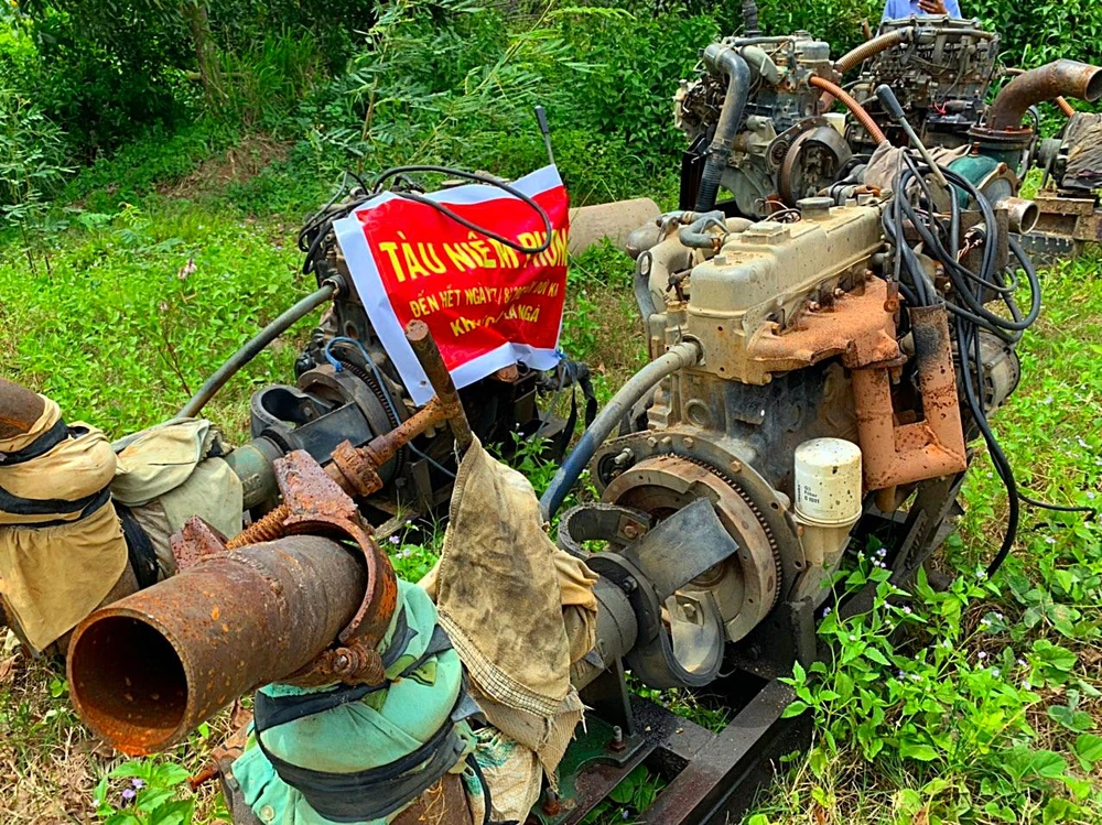 Một con tàu bị tháo rời máy niêm phong. Ảnh PĐ