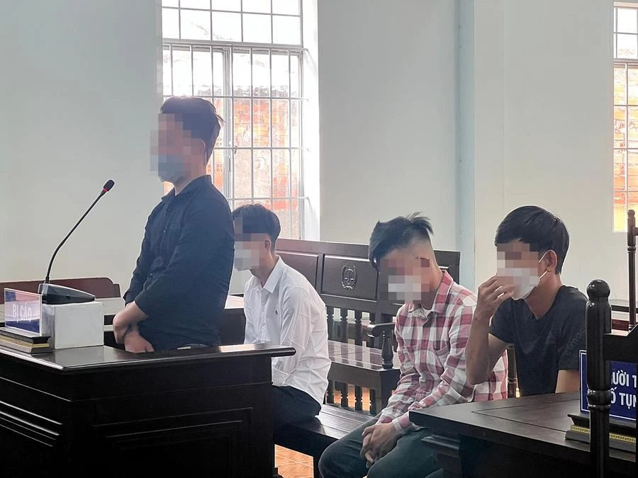 Bốn anh em ruột tại phiên tòa. Ảnh: ĐP