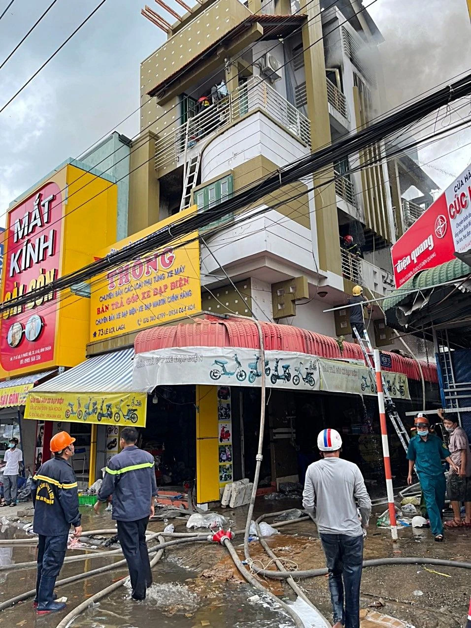 Sau gần hai giờ vụ cháy đã được khống chế. Ảnh PĐ