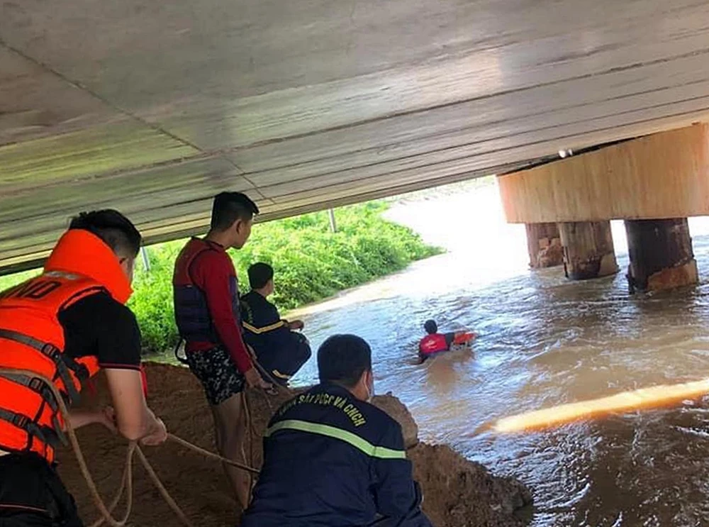 Công an Bình Thuận tham gia cứu một vụ thanh niên bị nước cuốn trôi. Ảnh PC