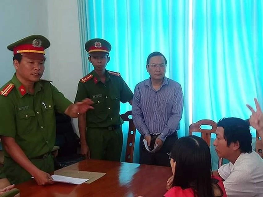 Cơ quan CSĐT Công an Bình Thuận bắt giam một số cán bộ trong vụ sai phạm đất đai tại Phan Thiết. Ảnh: PĐ