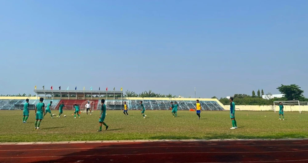 Sân vận động Phan Thiết (Bình Thuận) vẫn chưa có hệ thống đèn chiếu sáng.