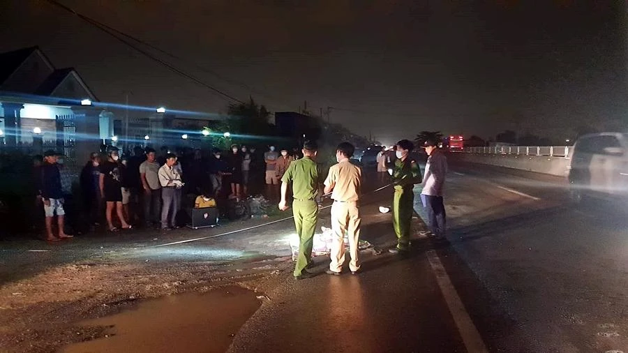 Cơ quan điều tra khám nghiệm hiện trường. Ảnh: PĐ