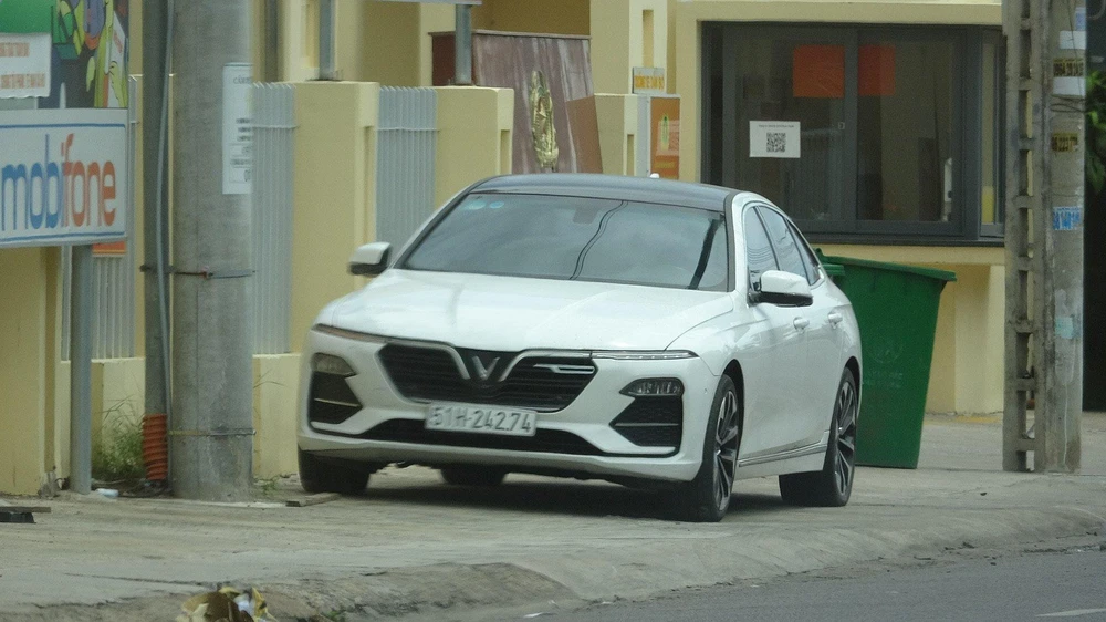 Chiếc xe Ninh Thị Vân Anh thuê rồi bán chiếm đoạt tiền. Chiếc xe Ninh Thị Vân Anh thuê rồi bán chiếm đoạt tiền.