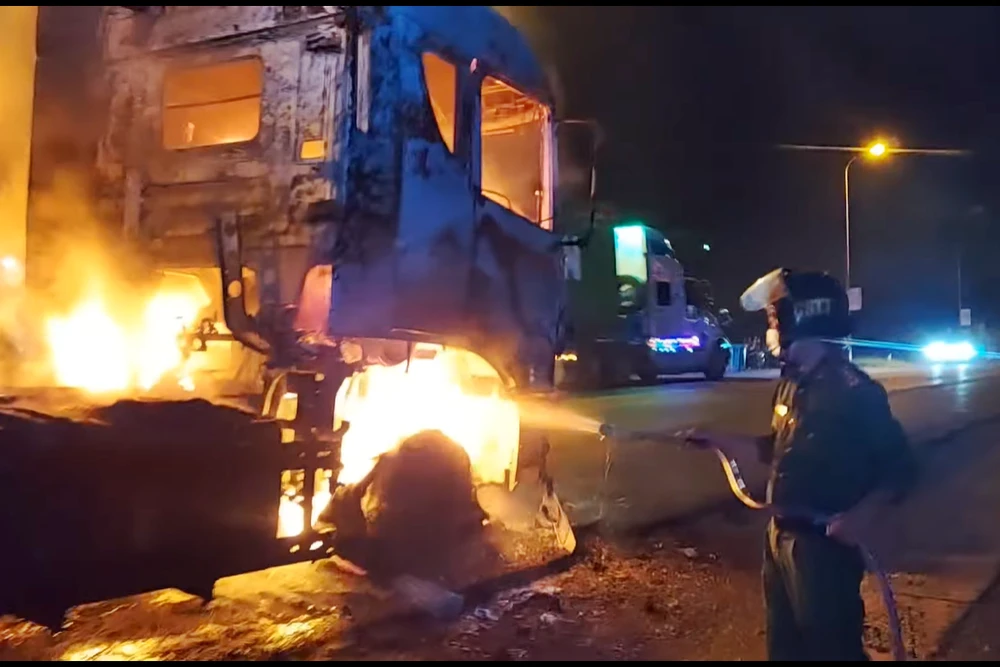 Hiện trường vụ cháy xe. Ảnh: PĐ