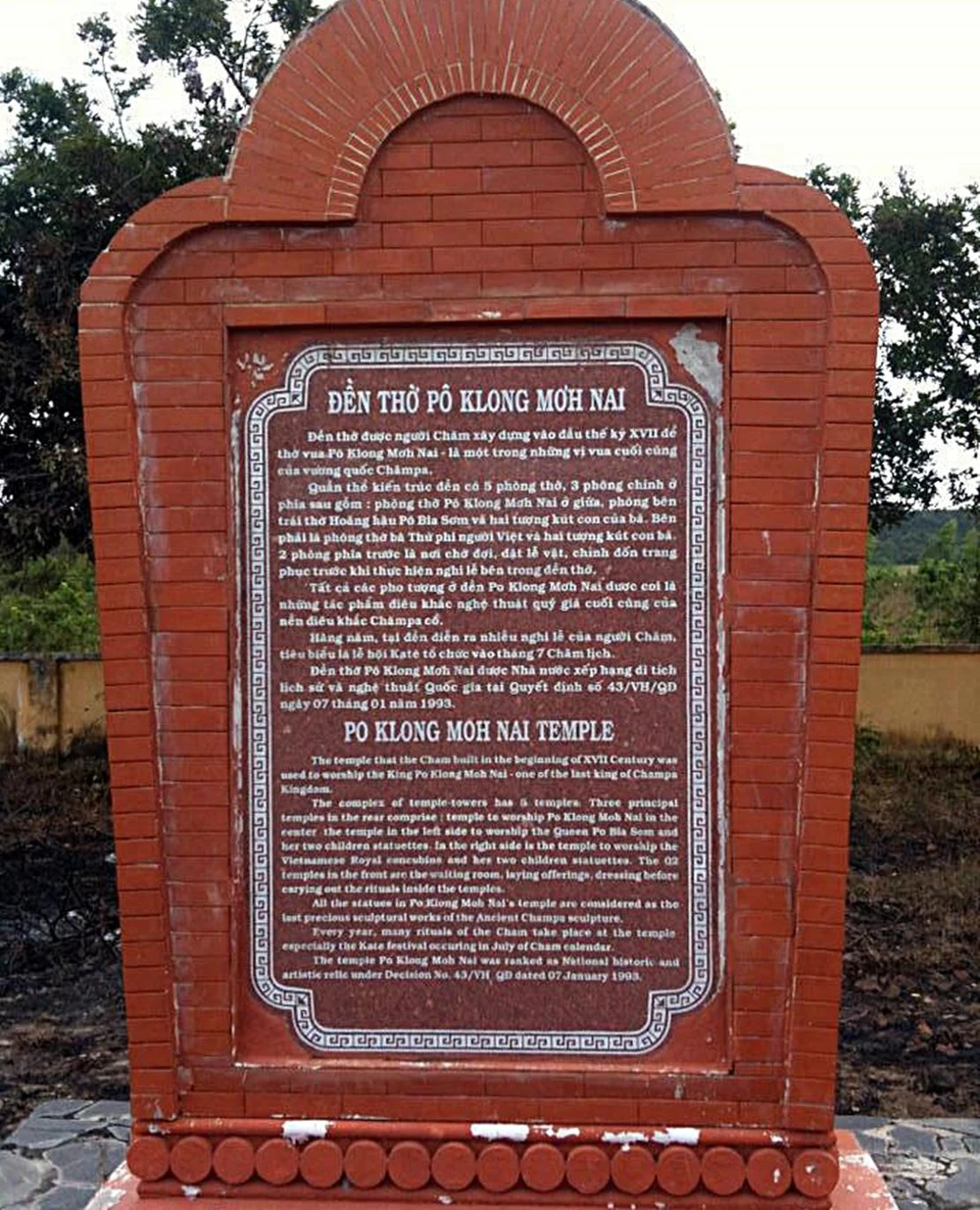 Bảng giới thiệu đền thờ vua Po Klong Mơh Nai.