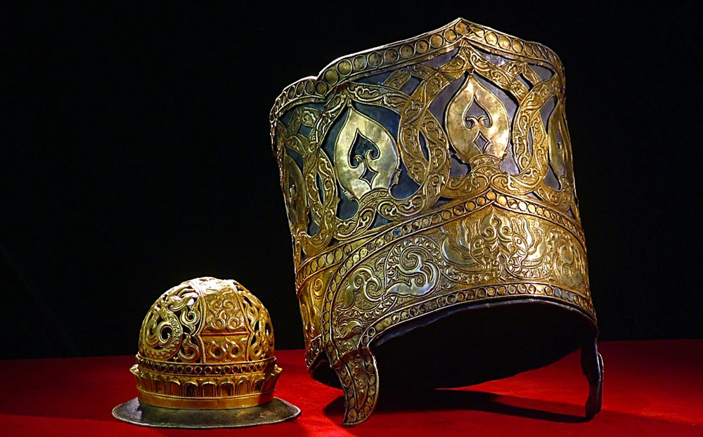 Búi tóc của hoàng hậu và vương miện của nhà vua.