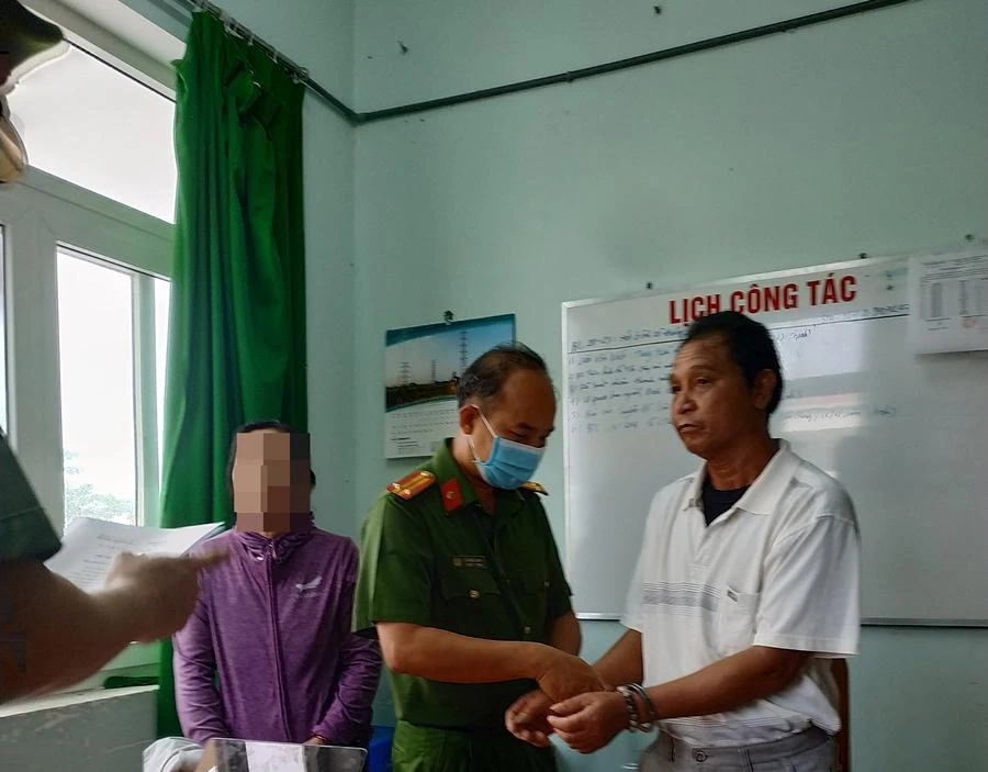 Cơ quan điều tra đọc lệnh bắt giam Quân. Ảnh PC. Cơ quan điều tra đọc lệnh bắt giam Quân. Ảnh PC.