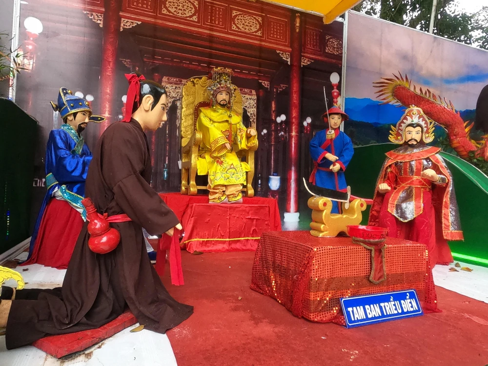 Tái hiện cảnh Thầy Thím bị xử Tam ban Triều điển. Tái hiện cảnh Thầy Thím bị xử Tam ban Triều điển.