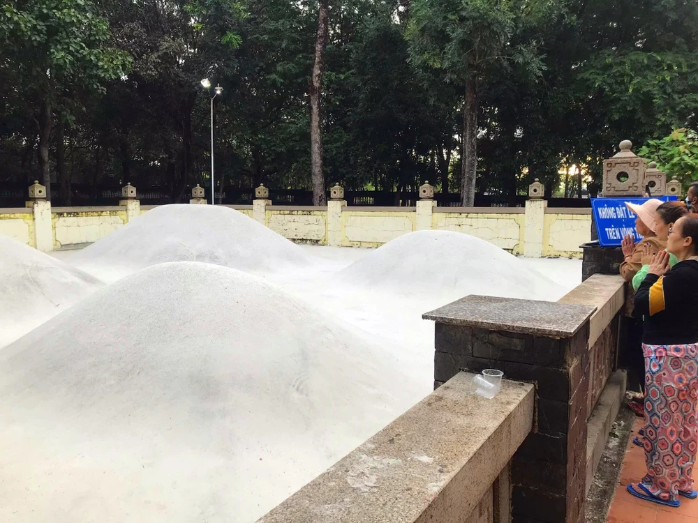 Khu vực mộ Thầy-Thím và bạch hổ, hắc hổ ngày nay. Khu vực mộ Thầy-Thím và bạch hổ, hắc hổ ngày nay.