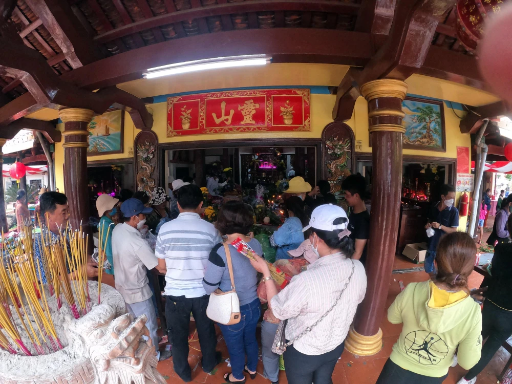 Lễ hội thu hút rất đông du khách đến cúng viếng, tham quan. Lễ hội thu hút rất đông du khách đến cúng viếng, tham quan.