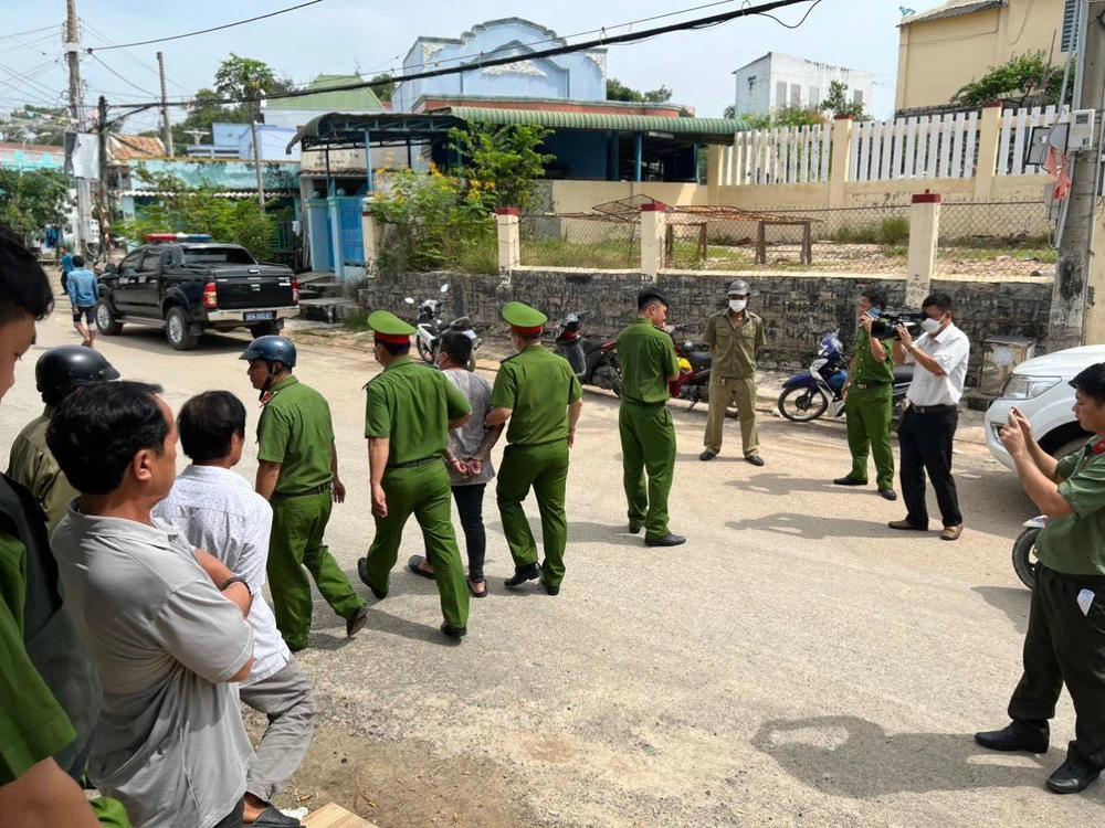 An ninh được thắt chặt khi thực hiện lệnh bắt giam hai bị can.