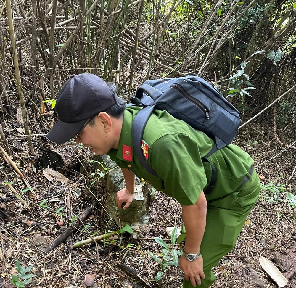 Núi Tà Cú có nhiều dốc đá nguy hiểm.