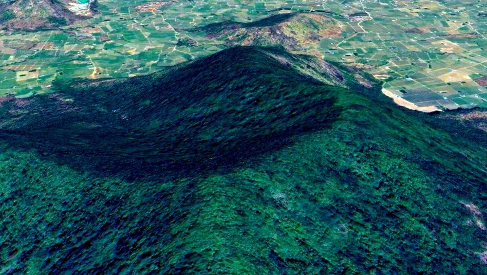 Núi Tà Cú nhìn từ trên cao.