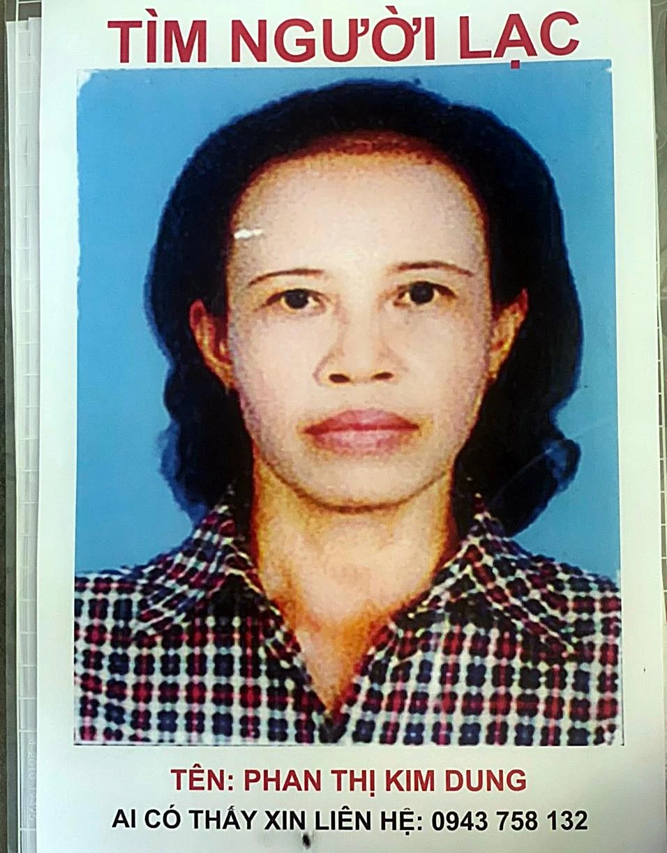 Gia đình bà Dung phát tờ rơi khắp nơi