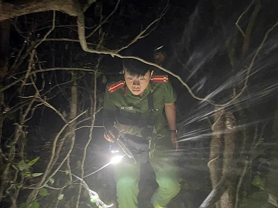 Lực lượng tìm kiếm đã trắng đêm truy tìm nhiều nơi nhưng vẫn bất thành.