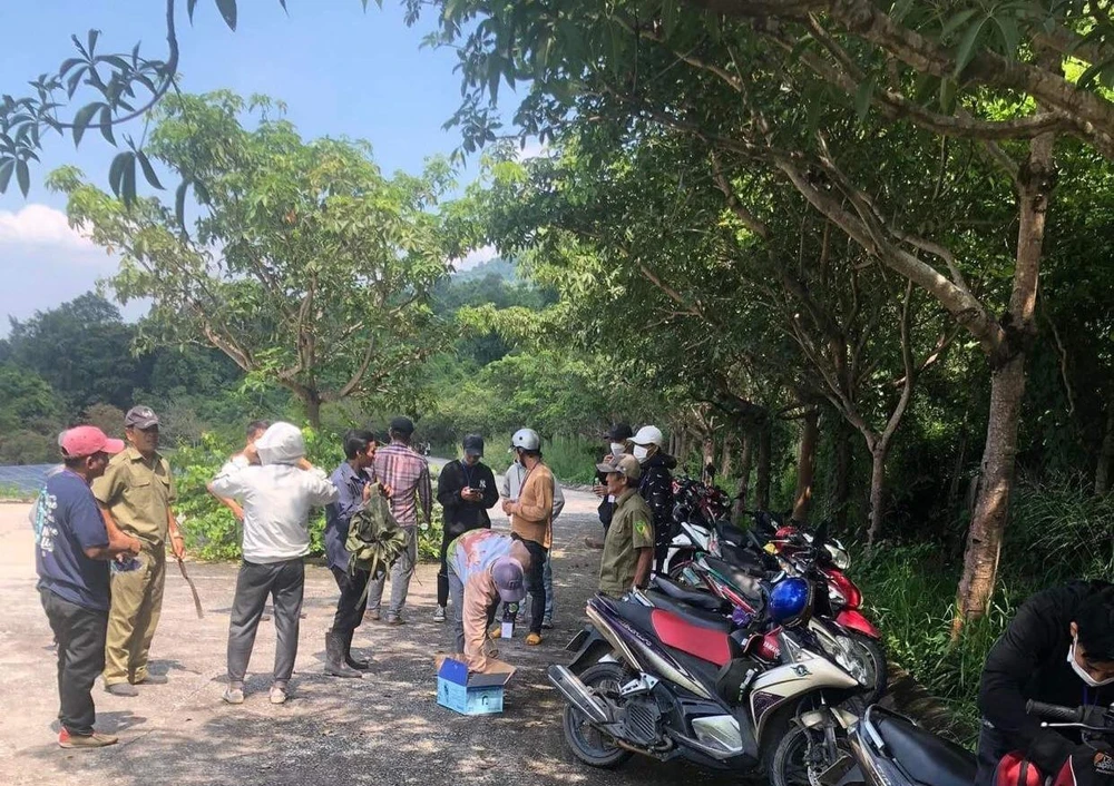 Một nhóm tình nguyện viên ở thị trấn Thuận Nam chuẩn bị leo núi. Ảnh PD.