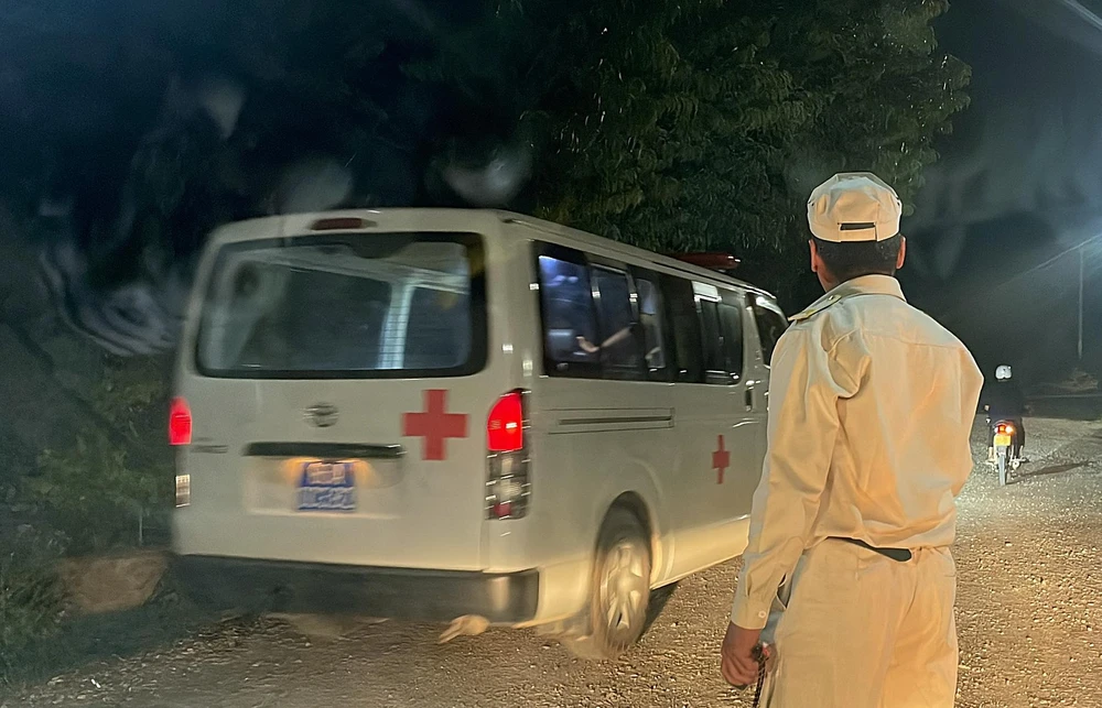 Thi thể công nhân được đưa về khám nghiệm pháp y tử thi.