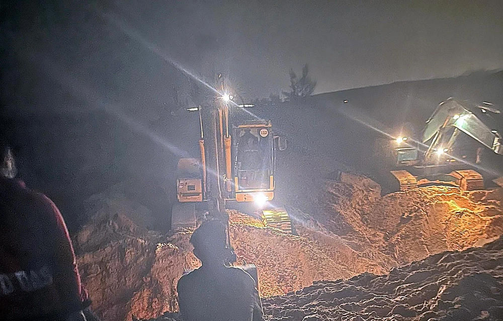Hàng chục cơ giới tham gia đào bới trắng đêm nhưng vẫn chưa phát hiện ba công nhân bị vùi lấp. Ảnh PĐ.