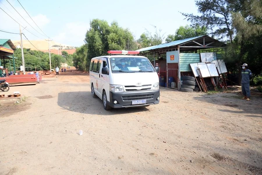 Xe cứu thương được điều đến hiện trường. Ảnh PĐ.