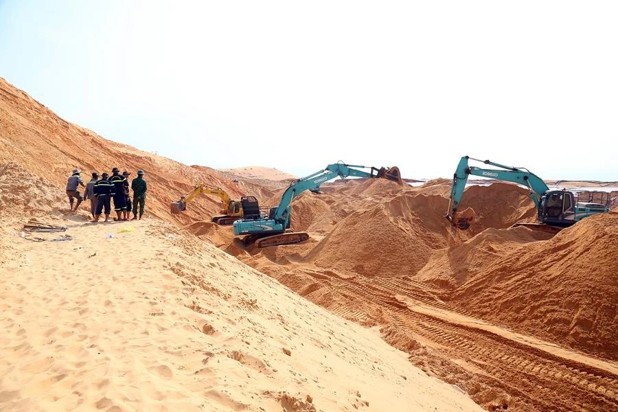 Công tác tìm kiếm tại mỏ titan Nam Suối Nhum vẫn đang khẩn trương. Ảnh PĐ. Công tác tìm kiếm tại mỏ titan Nam Suối Nhum vẫn đang khẩn trương. Ảnh PĐ.